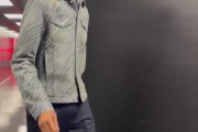开云-马刺众将入场穿搭：文班斜纹长衫 瓦塞尔铁血战士 比永博西装暴徒